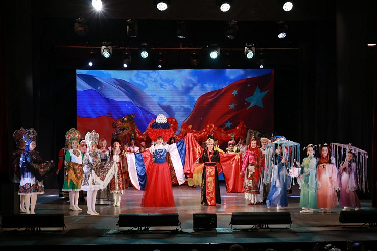 На "Русско-Китайской палитре" в Саратове собрались 1,5 тыс. артистов