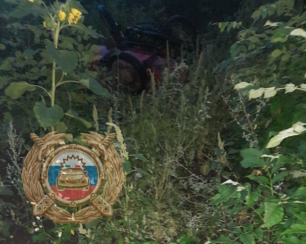 Мужчина и женщина погибли при опрокидывании мотоцикла и машины под Саратовом