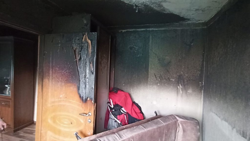 В Кировском районе горела квартира на верхнем этаже