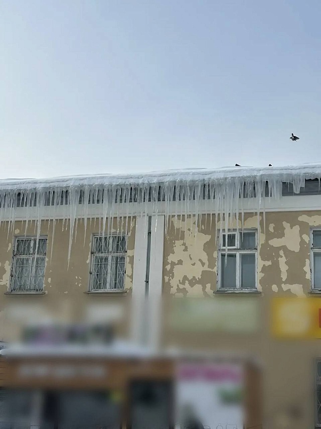 В Саратове за снег и наледь на крышах домов возбудили административные дела 