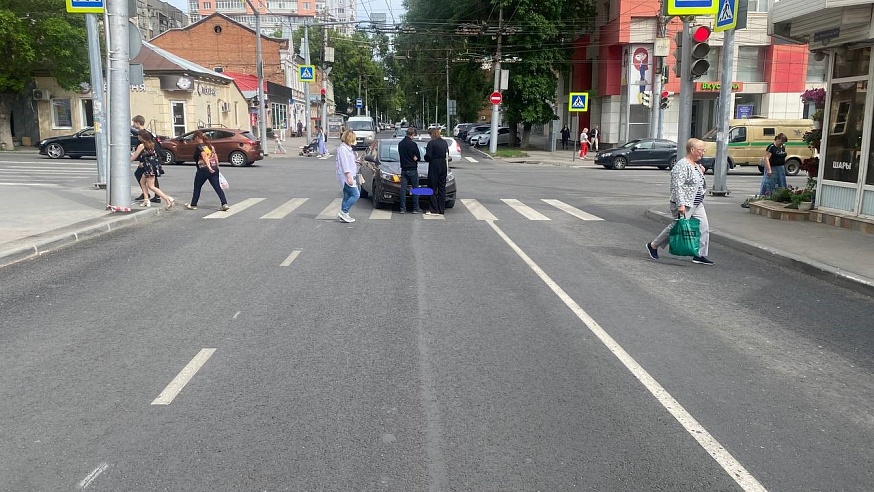 В центре Саратова 37-летняя женщина за рулем иномарки сбила пешехода
