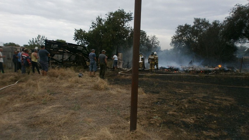 В Саратовской области из-за воспламенившейся травы чуть не загорелись дома