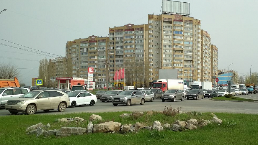 Жители Волжского района стоят в огромной пробке
