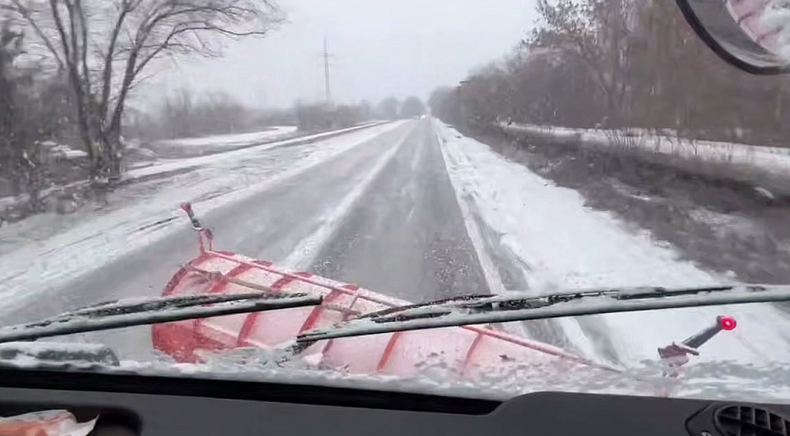 Коммунальщики начали обрабатывать дороги Саратовской области противогололедной смесью 