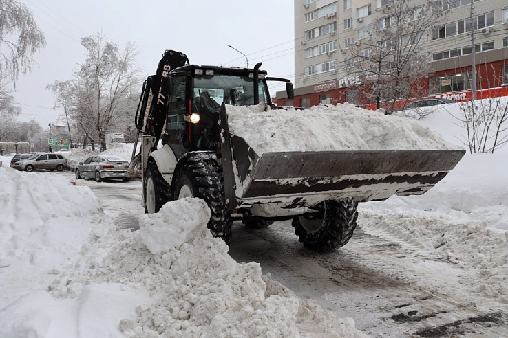 Заместитель председателя комитета по ЖКХ проверил качество уборки некоторых дворов от снега