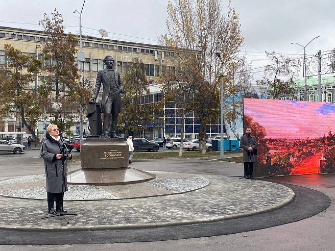 В сквере у Театральной площади открыли памятник Боголюбову