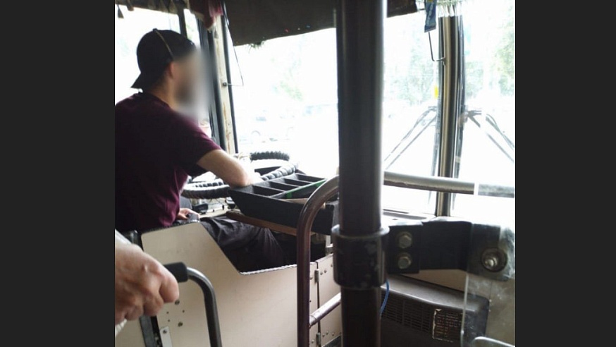 В Саратове водитель автобуса занимался непотребствами за рулем