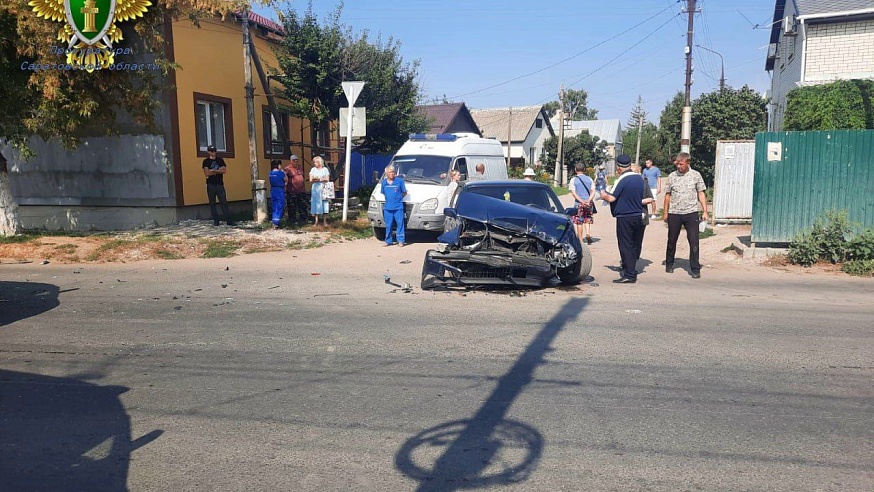 В Энгельсе иномарка столкнулась с автобусом №25