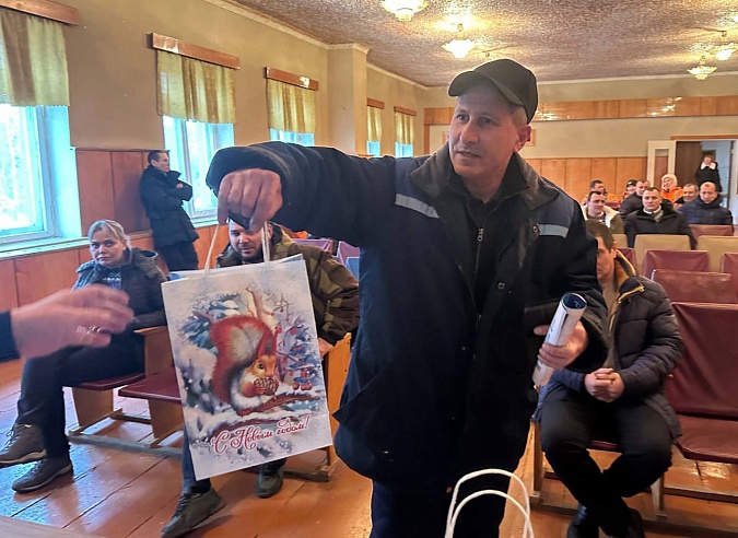 Николай Панков передал новогодние подарки детям сотрудников "Комбината благоустройства" в Балаково