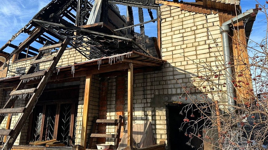 В Саратове 3 пожарных расчета тушили горящий двухэтажный дом