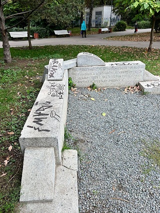 В Саратове вандалы разрисовали памятник Борцам революции