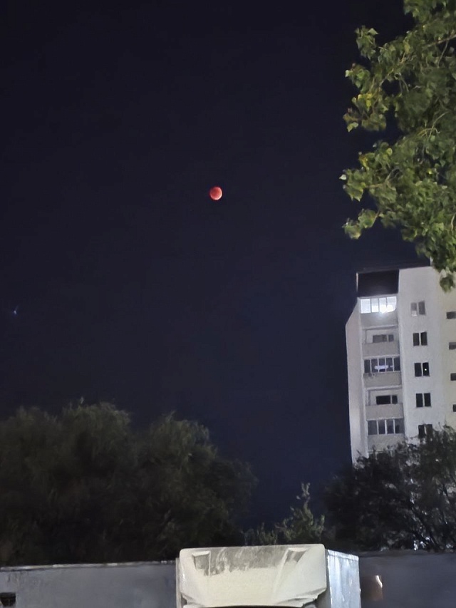 Саратовцы поделились фото "кровавой Луны"