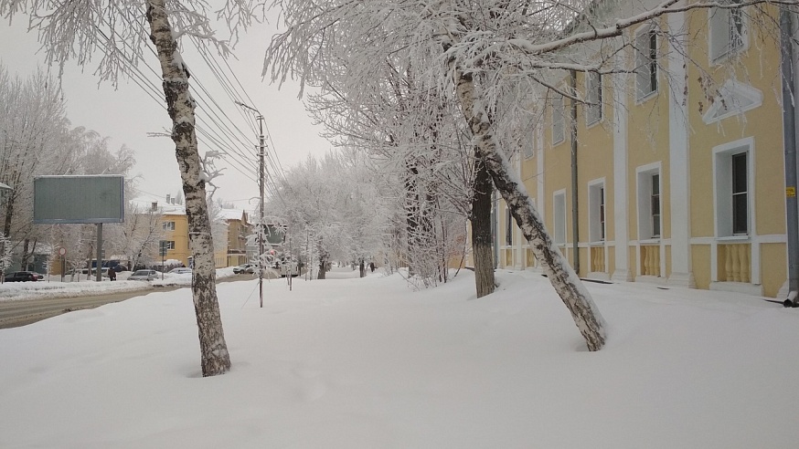 В Саратове вторые сутки снегопад и пробки