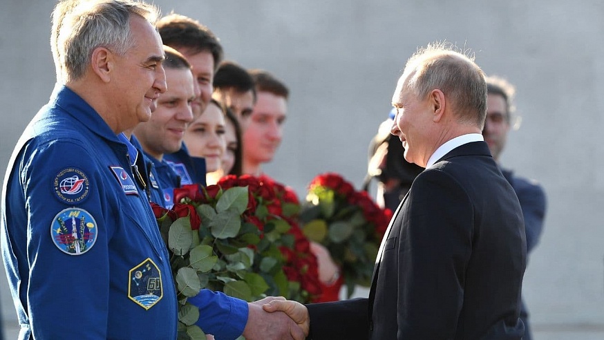 Владимир Путин возложил цветы к памятнику Юрию Гагарину