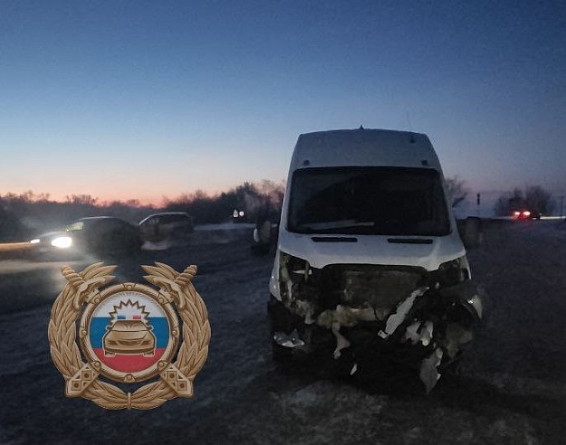 В ДТП с рейсовым автобусом под Саратовом пострадали ребенок и женщина