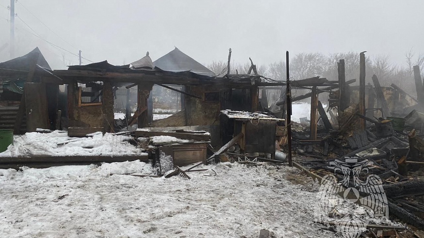 В ночном пожаре под Саратовом сгорели полностью частный дом и сарай