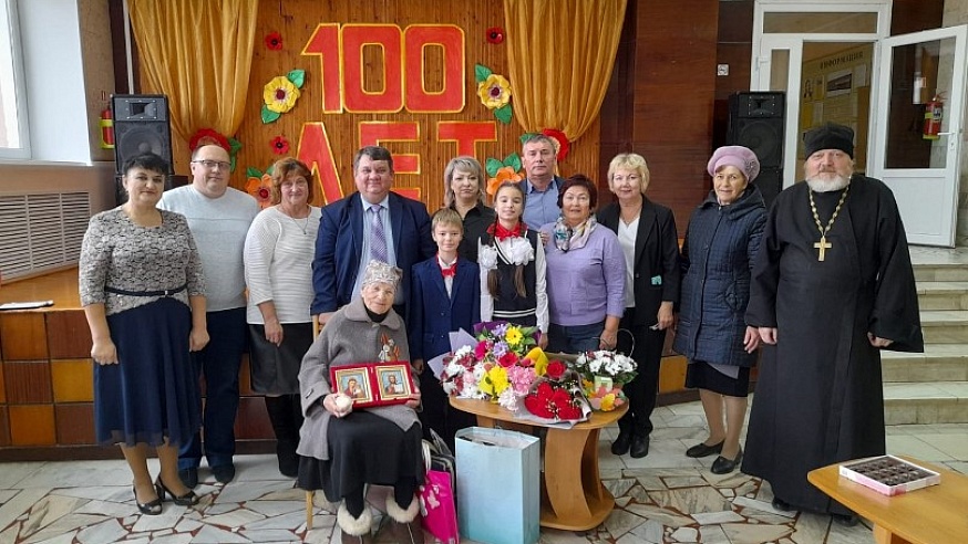 Под Саратовом поздравили со 100-летним юбилеем участницу Великой Отечественной войны